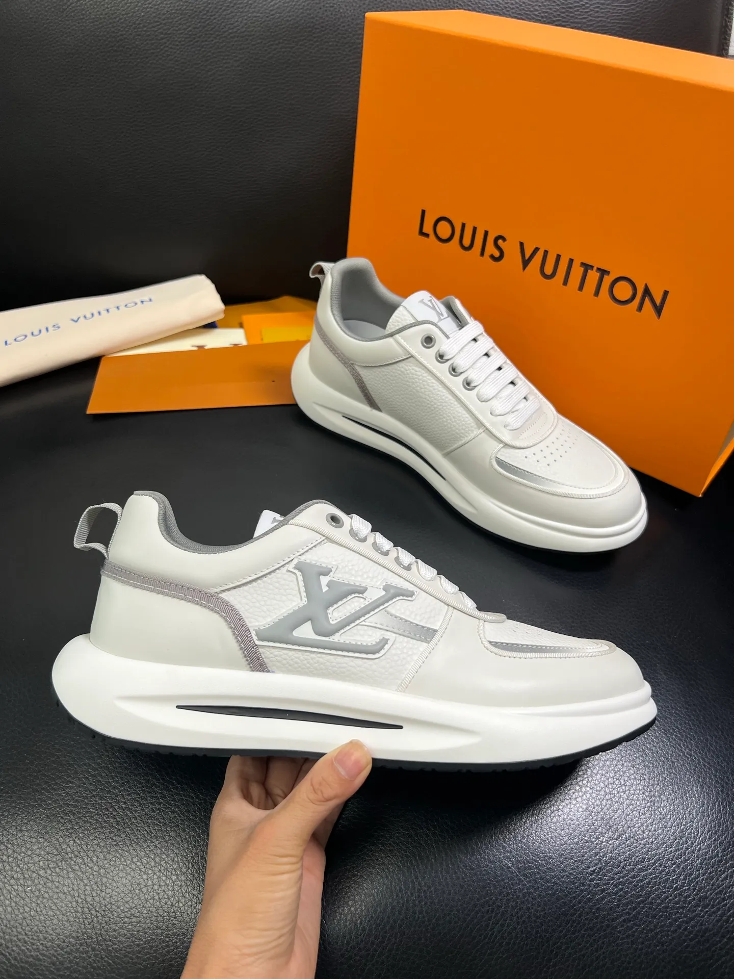 Men's shoes💰800 Lv 🔍Top purchasing agent🇮🇹 Louis Vuitton, the sports sneaker counter is synchronized, the uppers are imported from Italy, high-quality splicing colorful and complex crafts, the imported mesh padding is soft and comfortable, soles: original soles specially provided by the original factory, T men's men's shoes 💰U exclusive movable molded soles are super comfortable, original factory and single goods, 🔍🔍high quality, you can enter and exit the counter at will, welcome to compare, code number 38-44 (customized 45) 85871